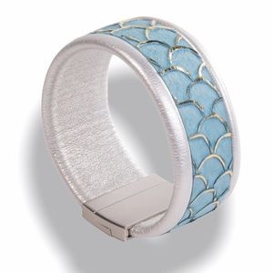 Amanda Blue NWTs Magnetic Cuff Bracelet blue